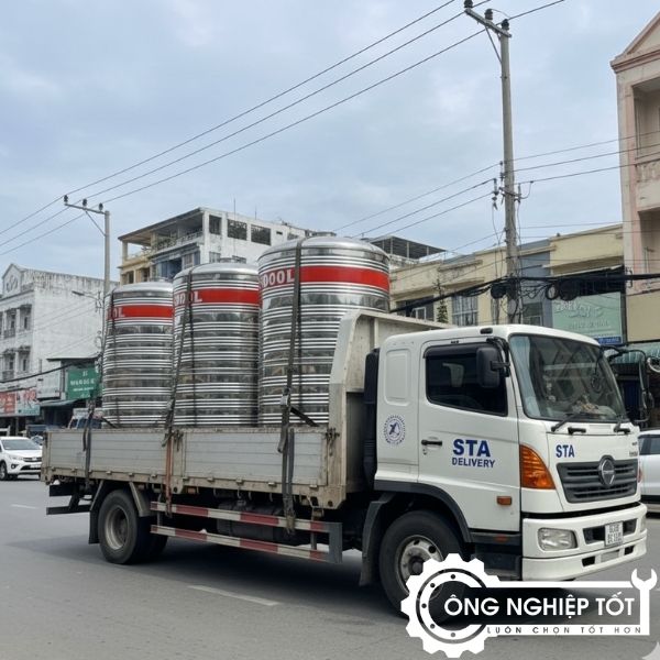 Xe giao hàng Công Nghiệp Tốt vận chuyển bồn inox 5000L dung tích lớn